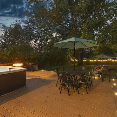 The Luxe Hot Tub10 Min Keenland12 Min Downtown